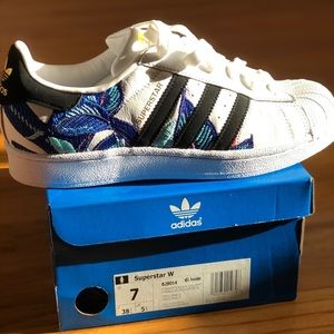 New In box Adidas Women’s Superstar